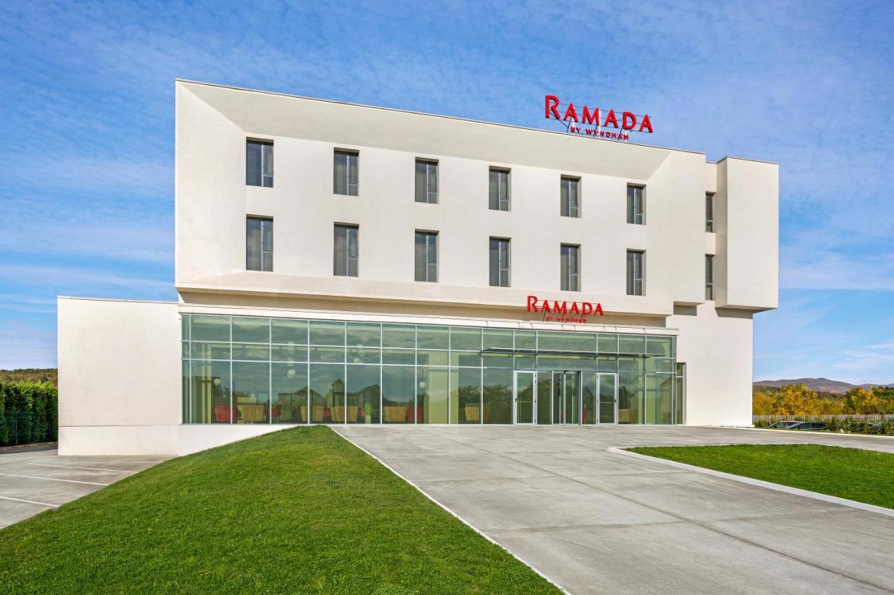 Ramada By Wyndham Targu Jiu Hotel Exterior photo