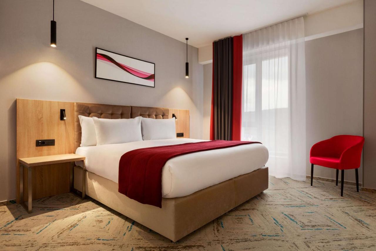 Ramada By Wyndham Targu Jiu Hotel Exterior photo
