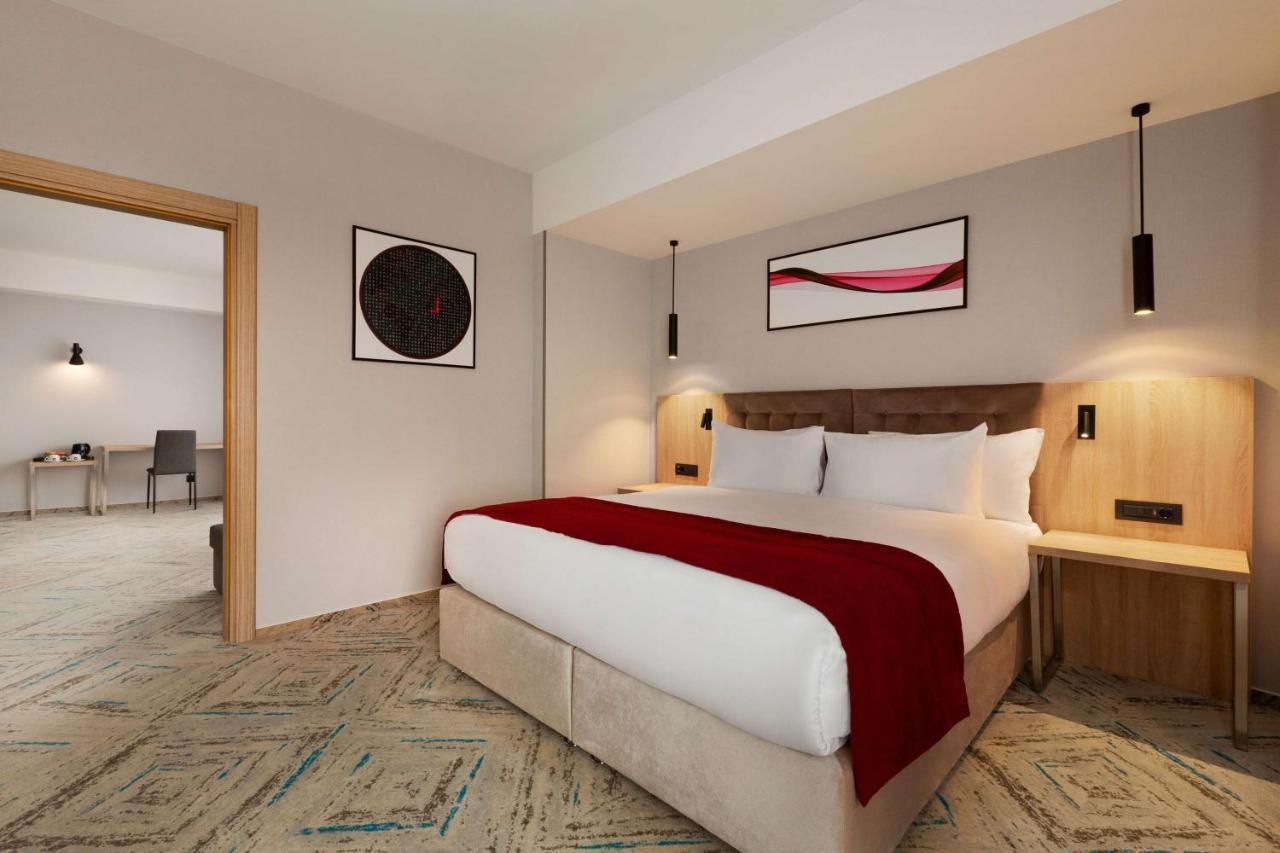 Ramada By Wyndham Targu Jiu Hotel Exterior photo